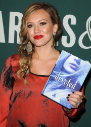 Hilary Duff at Barnes and Noble