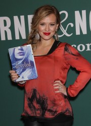 Hilary Duff at Barnes and Noble