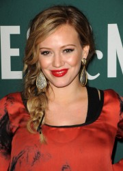 Hilary Duff at Barnes and Noble