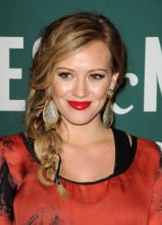 Hilary Duff at Barnes and Noble