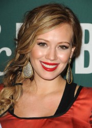 Hilary Duff at Barnes and Noble