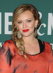 Hilary Duff at Barnes and Noble