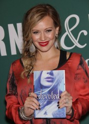 Hilary Duff at Barnes and Noble