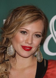 Hilary Duff at Barnes and Noble