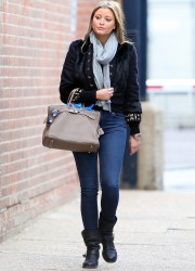 Holly Valance in Tight Jeans