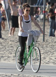 Kate Beckinsale in Tight Pants at Bike Ride in Los Angeles