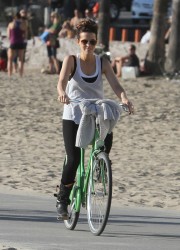 Kate Beckinsale in Tight Pants at Bike Ride in Los Angeles