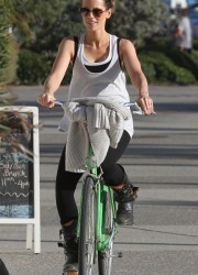 Kate Beckinsale in Tight Pants at Bike Ride in Los Angeles