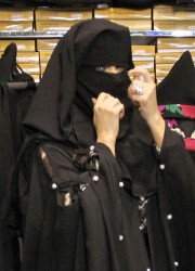 Kim Kardashian Wears a Burqa