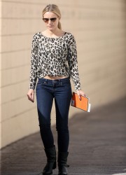 Kristen Bell at Borders Book Store