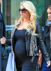 Pregnant Jessica Simpson