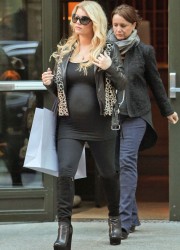 Pregnant Jessica Simpson