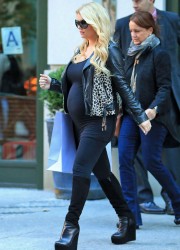 Pregnant Jessica Simpson
