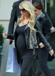 Pregnant Jessica Simpson