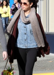 Selena Gomez Buying Flowers