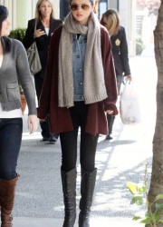Selena Gomez Buying Flowers