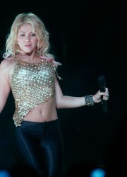 Shakira Performs at Coliseo de Puerto Rico