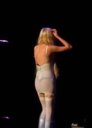 Taylor Momsen Performs at the Comerica Theatre