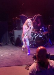 Taylor Momsen Performs at the Comerica Theatre