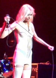 Taylor Momsen Performs at the Comerica Theatre