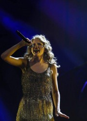 Taylor Swift Performs in Louisville