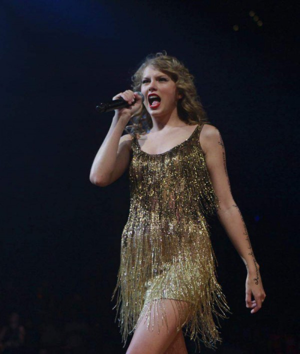 Taylor Swift Performs in Louisville