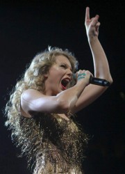 Taylor Swift Performs in Louisville