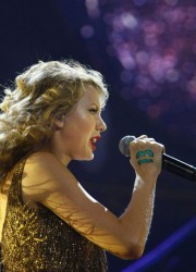 Taylor Swift Performs in Louisville