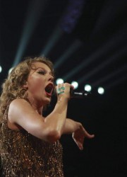 Taylor Swift Performs in Louisville