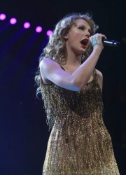 Taylor Swift Performs in Louisville