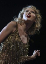 Taylor Swift Performs in Louisville