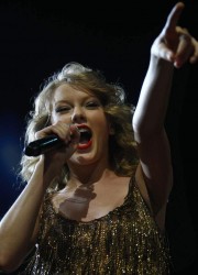 Taylor Swift Performs in Louisville