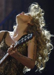 Taylor Swift Performs in Louisville