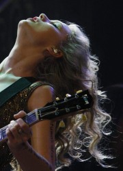 Taylor Swift Performs in Louisville
