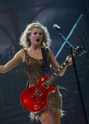 Taylor Swift Performs in Louisville