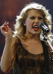Taylor Swift Performs in Louisville