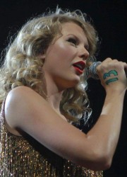Taylor Swift Performs in Louisville