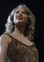 Taylor Swift Performs in Louisville