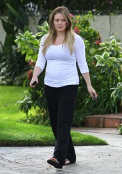 Pregnant Hilary Duff visits her mother in Toluca Lake