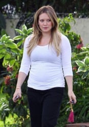 Pregnant Hilary Duff visits her mother in Toluca Lake