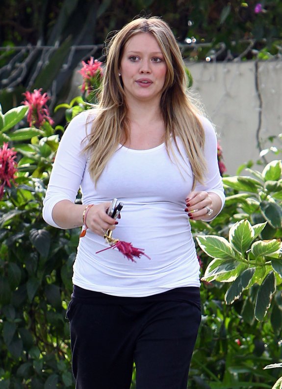 Pregnant Hilary Duff Visits Her Mother In Toluca Lake Hawtcelebs