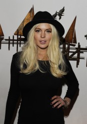 Lindsay Lohan Attends the Lana Gomez Art Show in Los Angeles