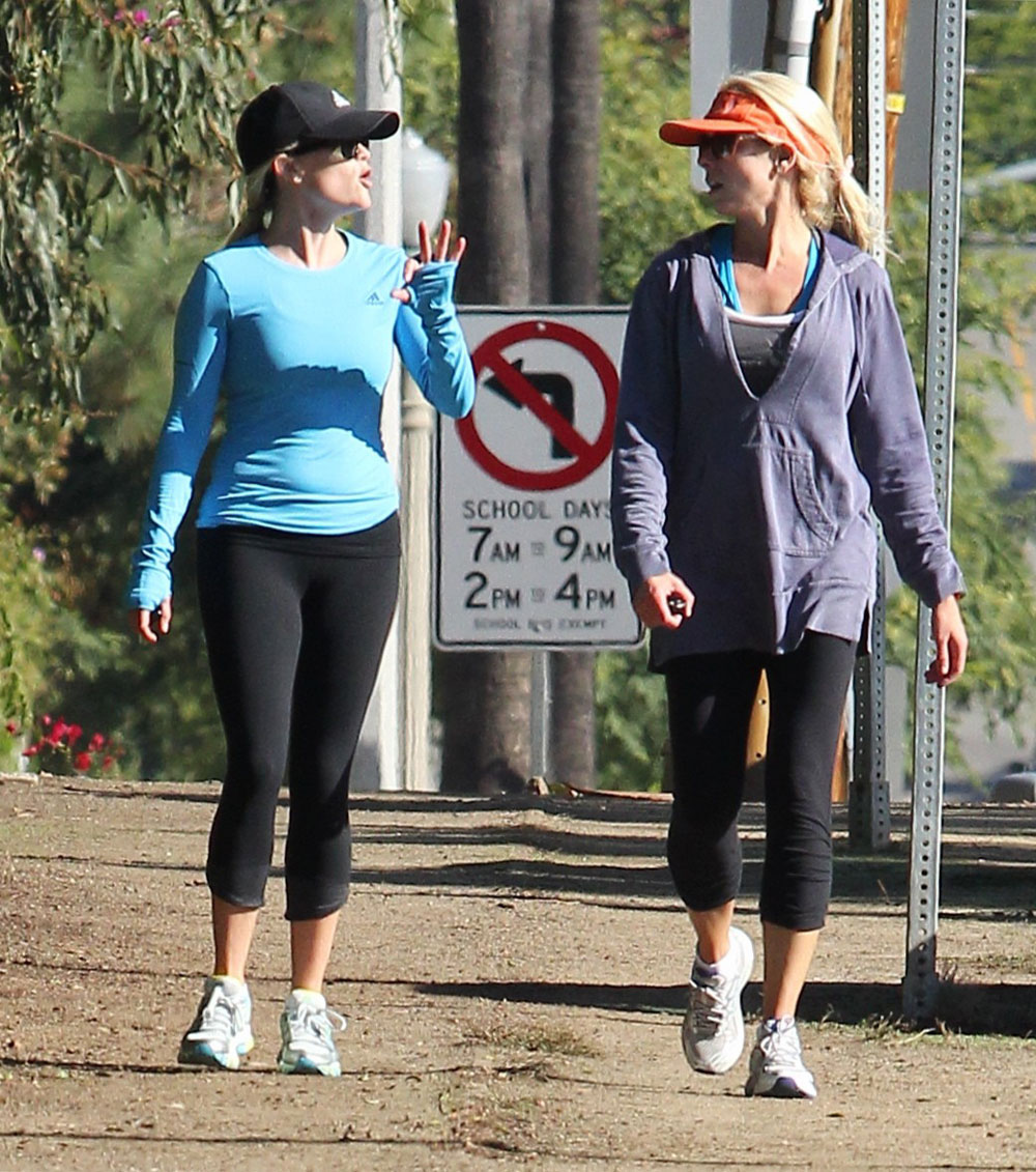 Reese Witherspoon in Spandex Working Out in Santa Monica - HawtCelebs