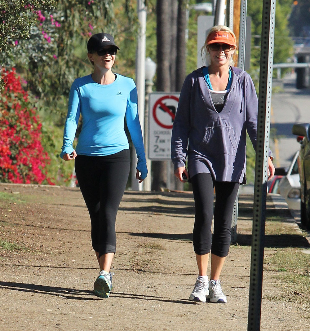 Reese Witherspoon in Spandex Working Out in Santa Monica – HawtCelebs