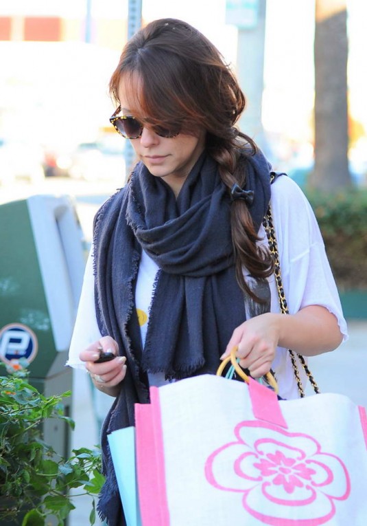 Jennifer Love Hewitt Shopping In Studio City