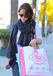 Jennifer Love Hewitt Shopping In Studio City