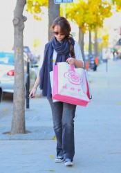 Jennifer Love Hewitt Shopping In Studio City