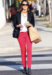 Jessica Alba Has Lunch at M Cafe in Beverly Hills
