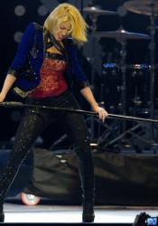 Shakira Performs at 40 Principales Awards in Madrid