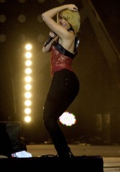 Shakira Performs at 40 Principales Awards in Madrid